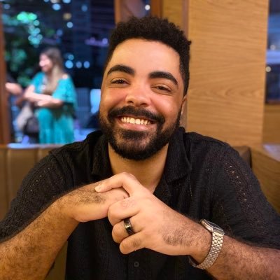 “um fila da puta que sabe um pouco sobre tudo e muito sobre nada”
