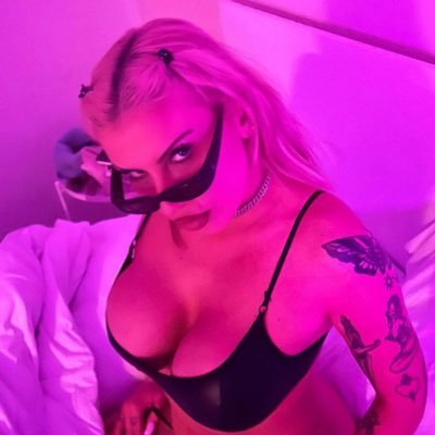 nordic latina, hedonist, horror movie and book geek, gymrat and artist. Get to know me more💋 https://t.co/moyNK2fQ9y