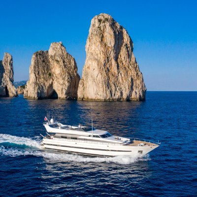 With 27 years of experience and always at the forefront since April 1997, Flying Charter is member of #MYBA  and offers a large selection of #luxury #yachts.
