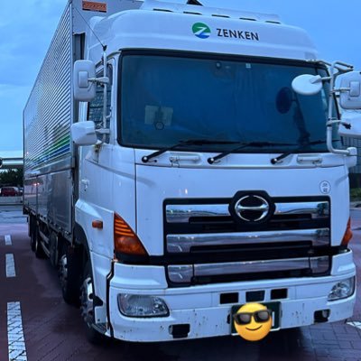 カーパ&リアルでもトラックドライバーやってます🚚社用車はグランドプロフィア、パッシングやラッパされたら返します📣よろデス(｀・ω・´)ゝスポ車、LBWK、VIP CAR、トラック（特に90年代～2000年代初頭の車）が好きですアニメ、ガンダム大好きでさぁ∠(￣^￣)尊すぎるとデジたんみたいに尊〇します( ˇωˇ )