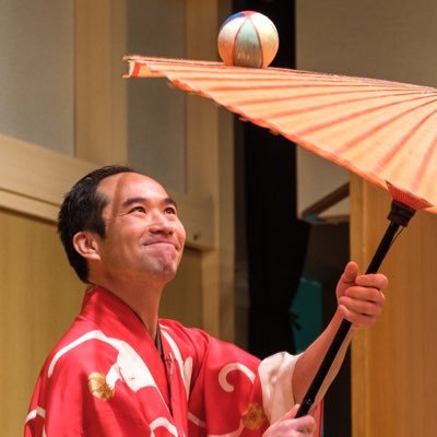 太神楽曲芸師の豊来家大治朗です。寄席やお祝いの席で「傘まわし」や日本唯一の芸「剣の輪くぐり」を披露しています。プロテスタントのクリスチャンです。防災士でもあります。趣味は料理とぬいぐるみです。Amebaブログ『曲芸道』https://t.co/pRN94fQR19
