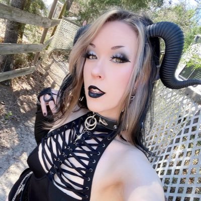 MDNI | Bubbly goth waifu | Dark fantasy creature | Kinda into anime, video games & cosplay | Gym rat & cat mom