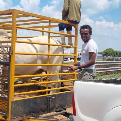 A subsistence farmer with a running problem. 
Mokone wa ntšhi dikgolo.
Moroka' meetse a Pula.
Tlhantlhagane.
𝕊𝕖𝕣𝕠𝕣𝕠𝕞𝕖𝕥š𝕒.
Pula!!!