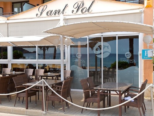 Hotel de 3 estrelles, situat a primera línia de mar, a la Platja de Sant Pol (St. Feliu de Guíxols) 
Telf. 972321070 
http://t.co/ij694duKtN