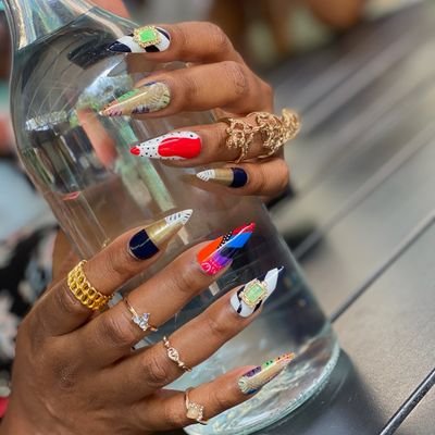 Host of Sht Talk No Fragrance Podcast,  Owner of Monae Nails 💅

DM to order Press Ons