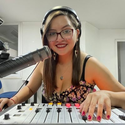 Periodista de profesión y radiocontrol de oficio 🗞️ @radiolaclave 92.9 FM 🎙️📻🎛️ Bullanguera 💙❤️