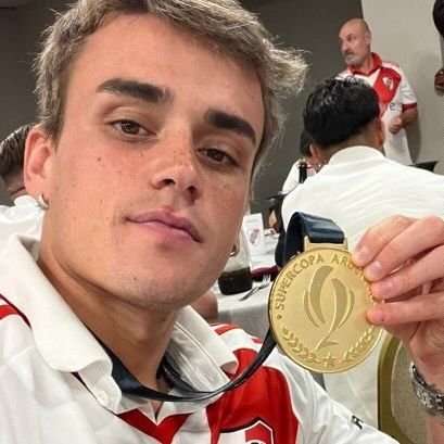 Cuenta dedicada a Nicolás Fonseca.                                     
4 de River Plate.