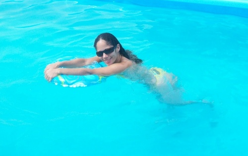 Mulher, menina q ama estar com a familía e amigos....E AMA Deus acima de Tdo..Eu te louvarei, Senhor, de todo o meu coração..
