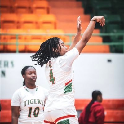 C/O 2025l 5’7 PG, SG l Blanche Ely HS💚🧡 l ig: @chardaaee_ Email: chardaerumph@gmail.com