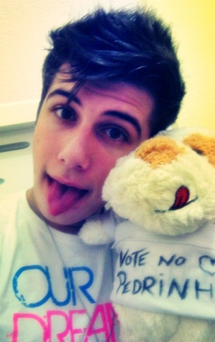 Sou, uma garota qualquer.que simplesmente se apaixonou por um príncipe chamado @pedrinhoGARNET ... ele é tudo na minha vida, Dona: @isabelaseara