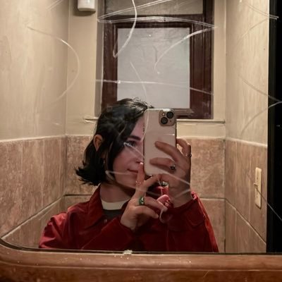 sagrafi11's profile picture. she/her