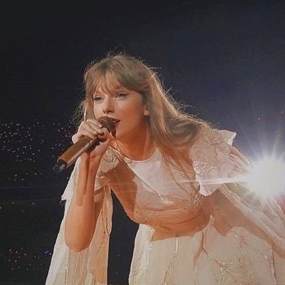 dipmeinhoneypls's profile picture. taylor swift controlla la mia vita dal 2012 🫶🏻 currently going through my 20s one concert at the time 🪩🧣🎀😚📚💜🪐
