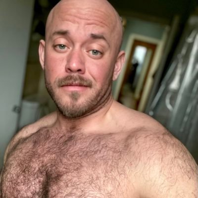 Muscle 🐻 with a strong 🍆 and fat 🍑 — Vers king — Kink friendly 🤜 deleted at 20k, clawing my way back ⬆️