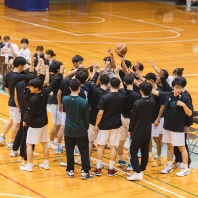 インカレ予選ブロック決勝出場を目標に選手20人、マネージャー2人の計22人で活動しています👦🏻🏀練習風景、試合結果などを お知らせしていきます！ お気軽にフォローしてください😌リプライ、DMにもお答えします！