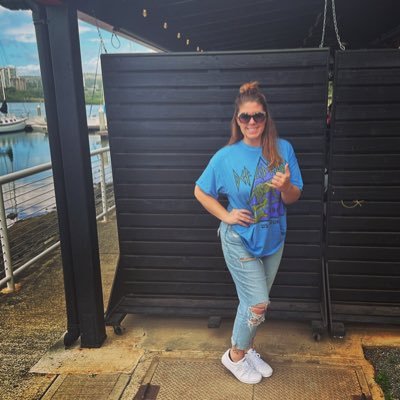 thxloveallixo's profile picture. Oahu 🌺 Dog Mom 🐾 Mermaid  🧜‍♀️ Jeep Doll 💕 Good Vibes Only 🤙🏼