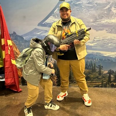 Love to play Halo with my son, fishing, day-trading, and slaying in the kitchen. 33 year old zaddies. GT- OGthicboy