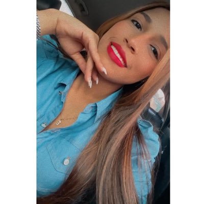 Elizabethsb2402's profile picture. 