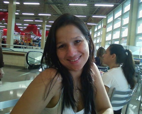 Simpatica,Alegre,,educada,adoro dançar,ouvir musica,ler livros.Tenho muitos sonhos.Não gosto de pessoas falsas,chatas,invejosas...Sou assim!