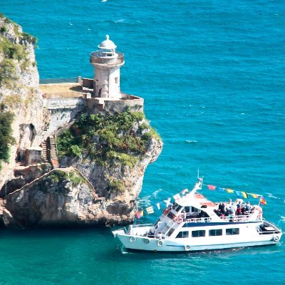 🚢 Excursiones turísticas en barco al Faro del Caballo, navegando por la Bahía de Santoña, Mar Cantábrico y el Parque Natural. Embarques desde Laredo y Santoña.