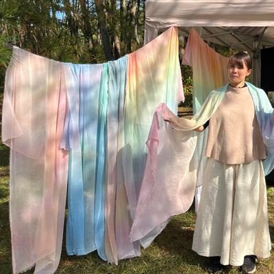 Nice to meet you, my name is kaka. In Japan, I hand-dye cotton sheets one by one with natural dyes and eco-dyes based on the themes of nature, the universe