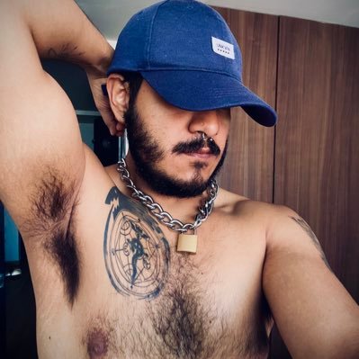 Enemigo del desodorante, amante de axilas y exhibicionista. Lvl 31 🏳️‍🌈🇲🇽 Casado con @HornyRam89