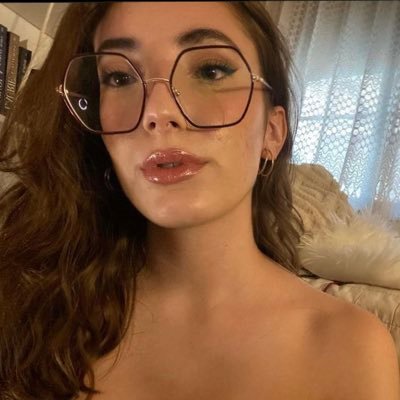 Soy un alma anciana en el cuerpo de una chica joven🧘🏽♀️ . Por cierto, sígueme en twitch pendejo ⬇️