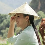 I am a local Yunnan Girl
My name is “Dianxi Xiaoge”
People who knows well will call me “Apenjie”
Both my families and the peaceful village are shown in my video