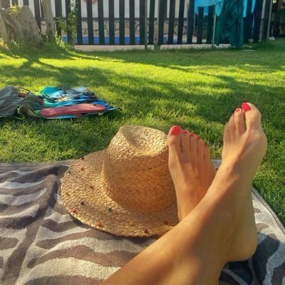 🌍Sumérgete en el mundo con el contenido más sexy de pies. 🔥Somos 4 modelos de pies de entre 20 y 45 años (hombres/mujeres) 📷Aceptamos peticiones por privado