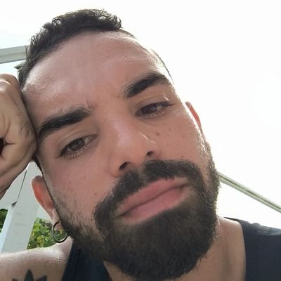 futebol, animes, várias piadas ruins e qualquer motivo pra comemorar com cervejinhas #YNWA