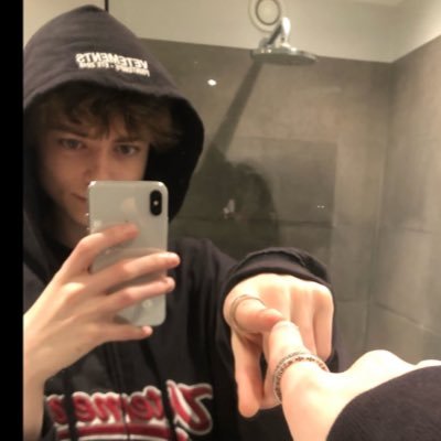 KapperRavn's profile picture. touch me im sick🤒