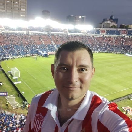 experto en echar desmadre, borracho y apasionado a los deportes sobre todo fútbol americano y soccer