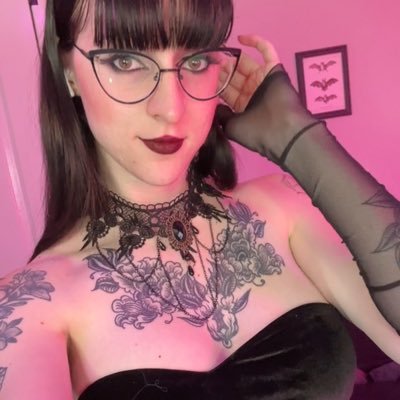 Gentle Femdom with a Dirty Talk obsession 💜 Uploads bi daily🎧 Real 6'0