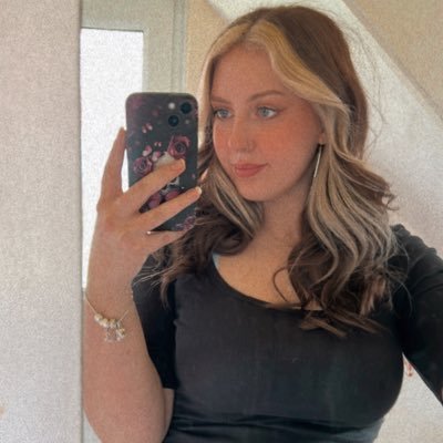 Hi I’m Taya, I’m a variety streamer over on twitch! But I play a lot of Sims and Animal Crossing!