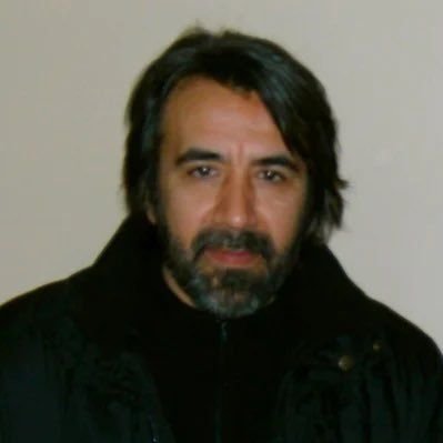 sevgi bozuk bir kapıya benzer sen örtersin o anılarla yeniden açılır. l Kediler, yeryüzünün uzaylılarıdır. two cat dad