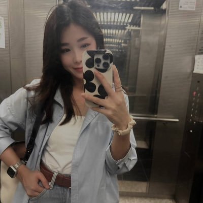 anya889977's profile picture. Keep your face to the sun so you don't see shadows.
