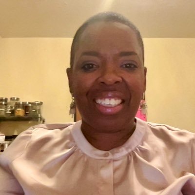 Passionate about teaching 👩🏾🏫👧🏾🧒🏽👦🏻🏳️🌈👧🏼👦🏿🧕🏾 Opinions are my own #Blacklivesmatter 💛💙 She/Her IG: TeachMsHolt