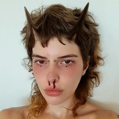 tuittera e tatuadora nas horas vagas