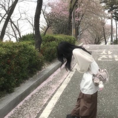 ____om0's profile picture. 今年も色んなバンドのライブいっぱい行く！