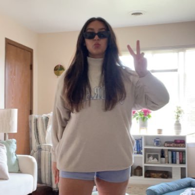 CassieQuiroz's profile picture. 🫵😎