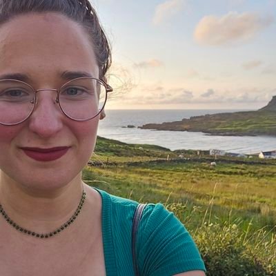 SavannaRae42's profile picture. Chicagoan, Celtic supporter, storyteller, and Gaeilge learner 💚 #Gaeilge4All