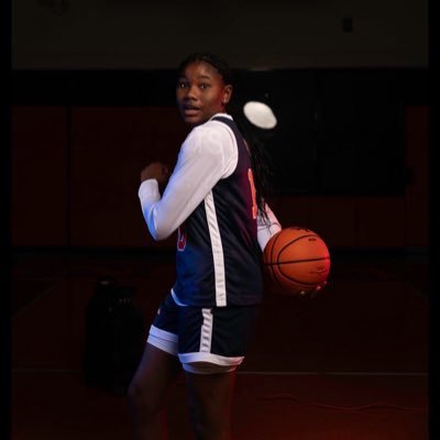 Whitney Young 🐬| 5’8 |Small forward| Midwest Elite Meanstreets 16u E40| #10| c/o 2027