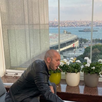 evrendehic's profile picture. İnsan yalnızlığını en çok yanındaymış gibi davrananlardan öğrenir