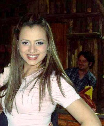 Feliz. Coreógrafa nos tempos vagos. Dançarina CTG Tiarayú. Estudante. SONHO: seguir na carreira da DANÇA (paixão).
