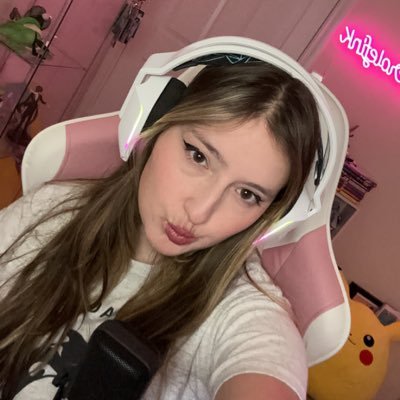 gamer girl pilot and streamer! i stream a lot of league of legends  and valorant🗡️katarina OTP🗡️ she/her 21 :) ♥️