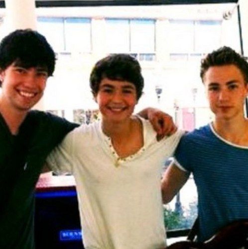 BurnhamizerFam's profile picture. Hey! This is an account for the Burnhamizer family! :) Follow us and follow @burnham Personals: @burnhamgurl09 and @BieberBurnham3