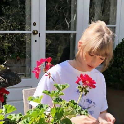 To live for the hope of it all✨ folklore is my baby 🫶🏻 offensively crackhead august stan ✌🏻Always dreaming to meet Taylor.🔮 @madhulovestay is just💝