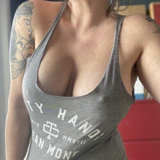 Cарtivаting curvеs that commаnd аttеntiоn
