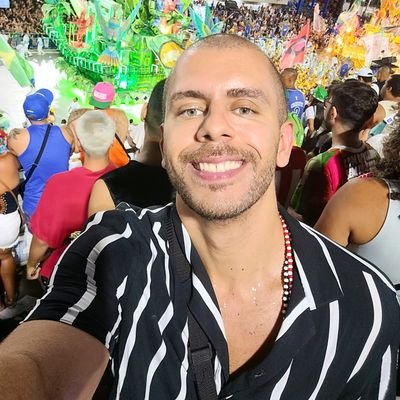 Jornalista.

Diretor e roteirista (Chegou O Carnaval).

Assista no Globoplay:
https://t.co/aDPO1wXZmL