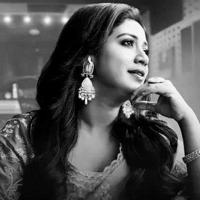 I admire the elegance and grace of Shreya Ghoshal, like a constant guiding source leading me towards my best self. 🛐♥️