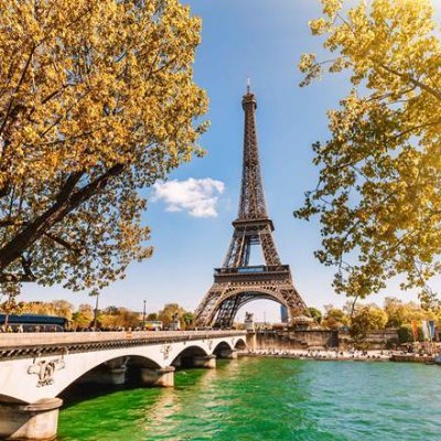 Paris conocida también como la ´´ciudad de la luz´´, el destino turístico más visitado por el mundo . Entre los monumentos de la ciudad figuran la Torre Eiffel.